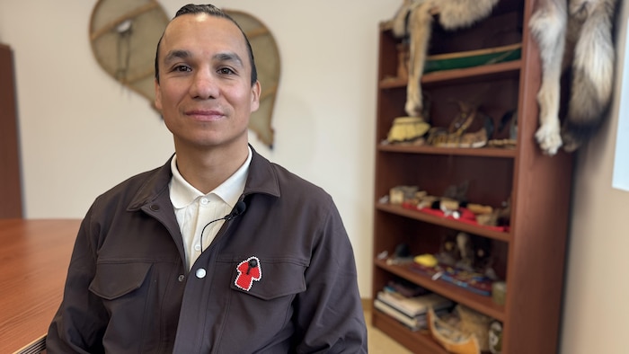 Le chef de l’Assemblée des Premières Nations Québec-Labrador, Francis Verreault-Paul, dans son bureau de Wendake.