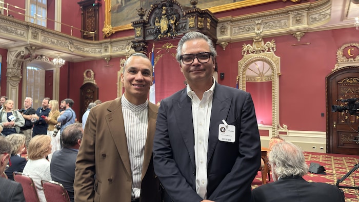 Portrait de deux hommes debout. 