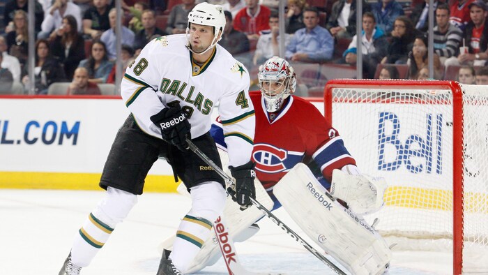 Francis Wathier devant le filet de Carey Price.