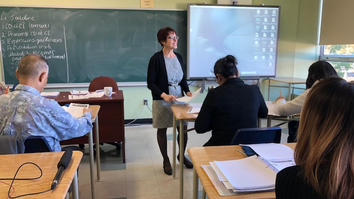 مهاجرون يتابعون درساً في اللغة الفرنسية في مونتريال. 
