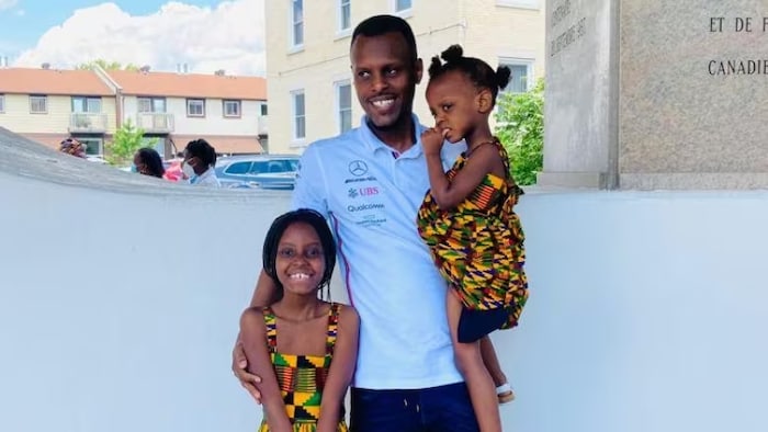 Franck Ntwari avec ses enfants.
