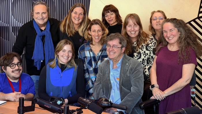 Un groupe de personnes sourit. 