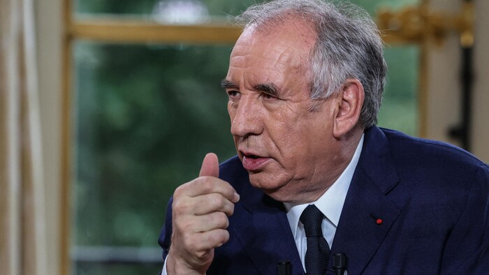 François Bayrou répond aux questions de journalistes, sur un plateau de télévision le 31 août 2025.      