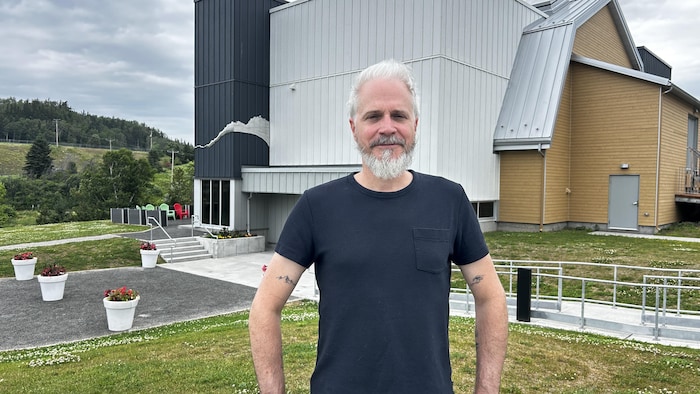 Le nouveau directeur général du Théâtre du Bic, François Boivin, devant le théâtre en été.