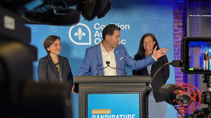 François Bonnardel livre un discours.