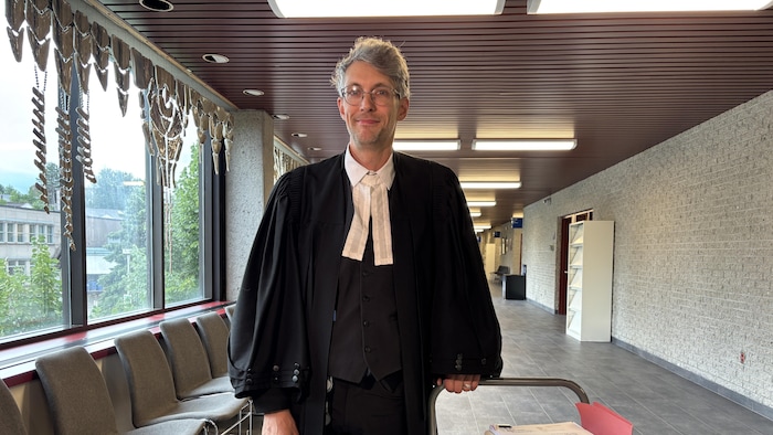 François Bourgeois dans les couloirs d'un palais de justice.