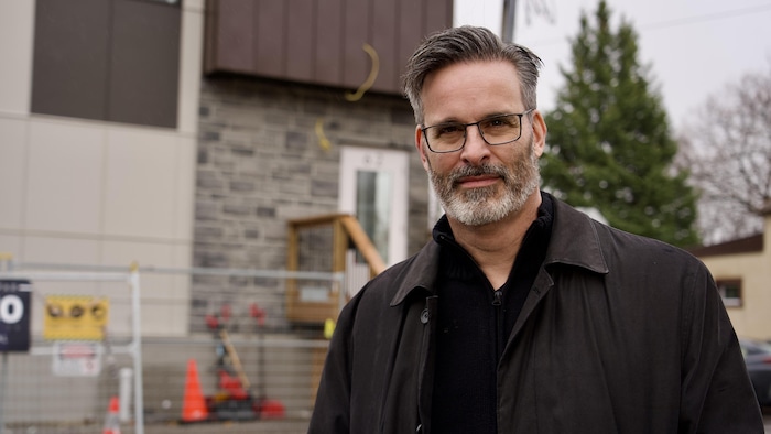 François Charbonneau devant la Maison de l'espoir.