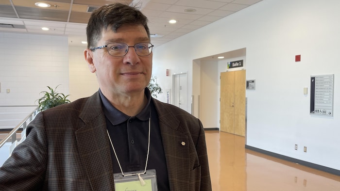 Francois Crépeau dans un hall.