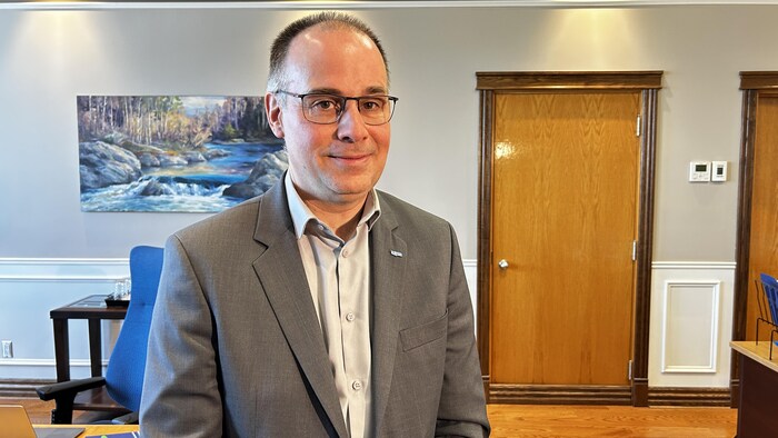 Portrait du recteur de l'Université du Québec à Rimouski, François Deschênes, dans son bureau. 