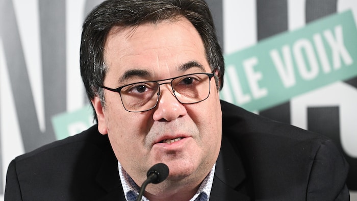 François Enault prend la parole lors d'une conférence de presse.