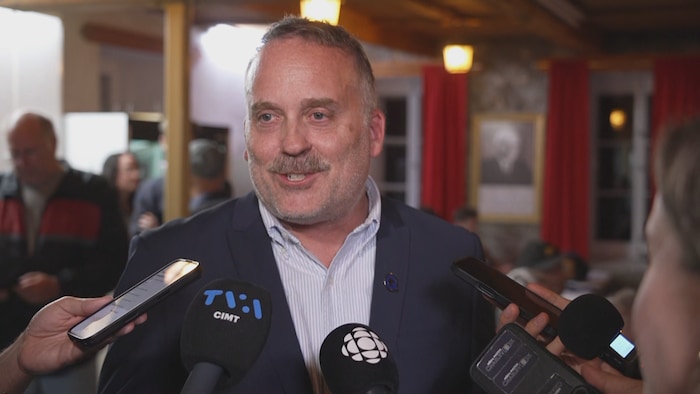 Il est en mêlée de presse.