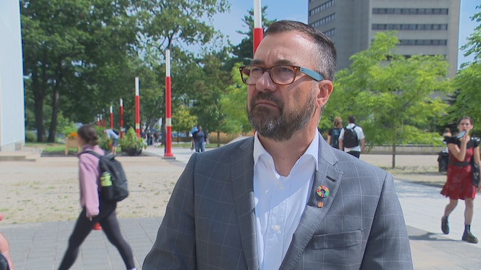 François Gélineau, vice-recteur aux affaires internationales et au développement durable, à l'extérieur.