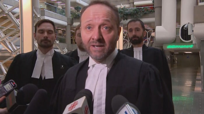 Me François Godin, procureur, au palais de justice, s'adresse aux journalistes.