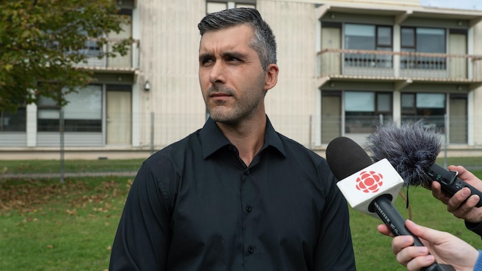 François Guimont devant le Centre d'hébergement de Matane, où des clôtures ont été installées.