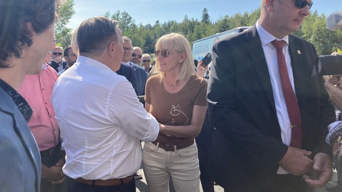 François Legault discute avec la mairesse de la ville d'Alma, Sylvie Beaumont.
