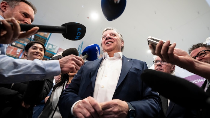François Legault en mêlée de presse.