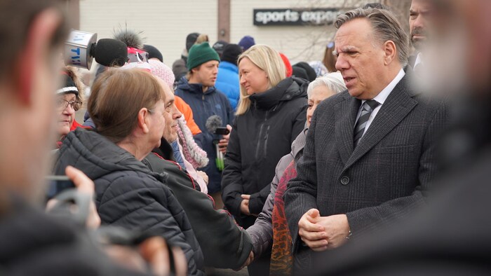 Le premier ministre parle avec des citoyens.