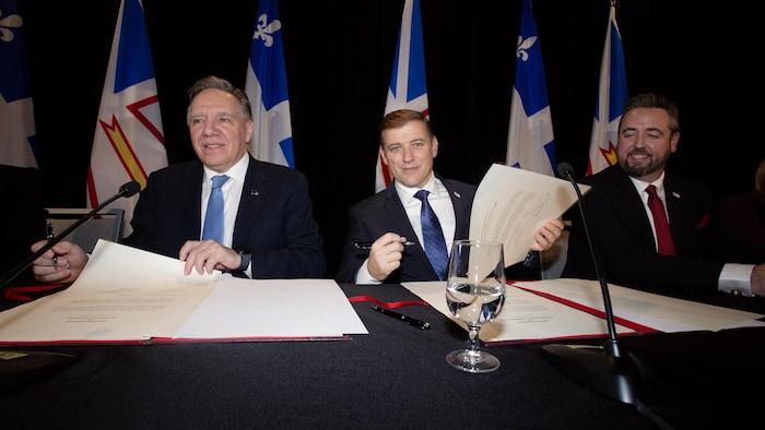 Francois Legault et Andrew Furey signent une entente de principe au sujet du complexe hydroélectrique de Churchill Falls.