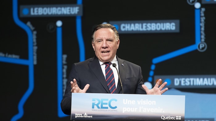 François Legault fait une annonce sur le Réseau express de la Capitale.