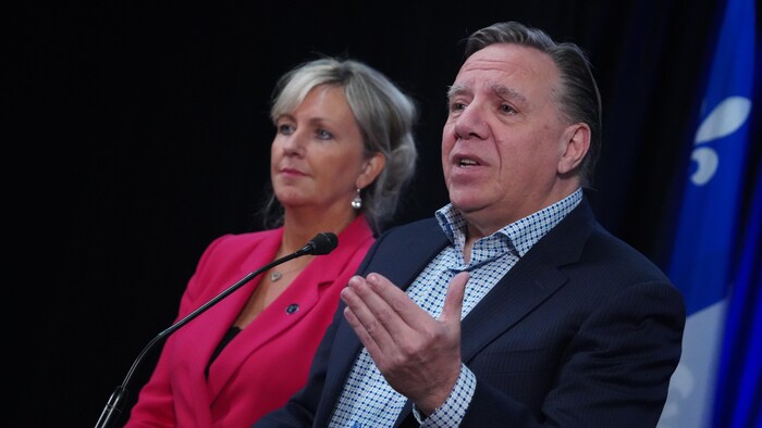 François Legault flanqué de la ministre des affaires municipales Andrée Laforest