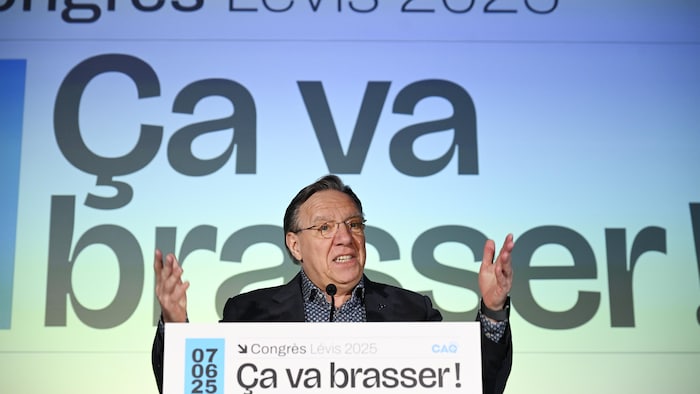 François Legault s'adresse à une foule.