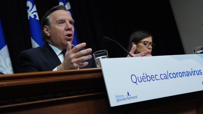 Le premier ministre du Québec François Legault et la ministre de la Santé Danielle McCann assis durant un point de presse.