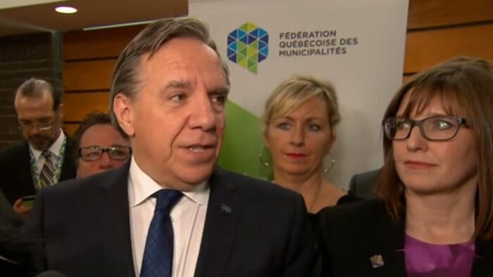 François Legault en mêlée de presse, devant les micros des journalistes.
