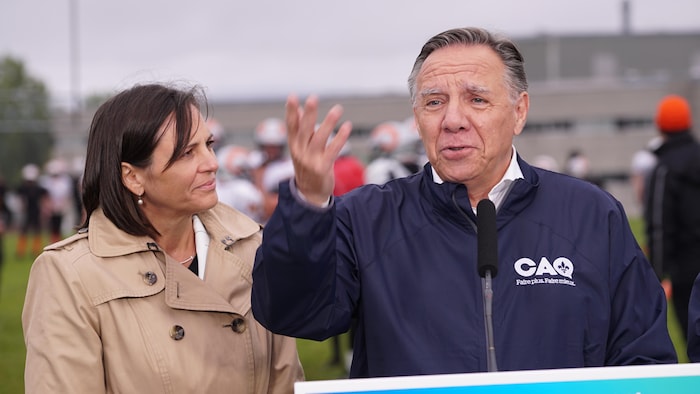 François Legault parle pendant une pratique de football.