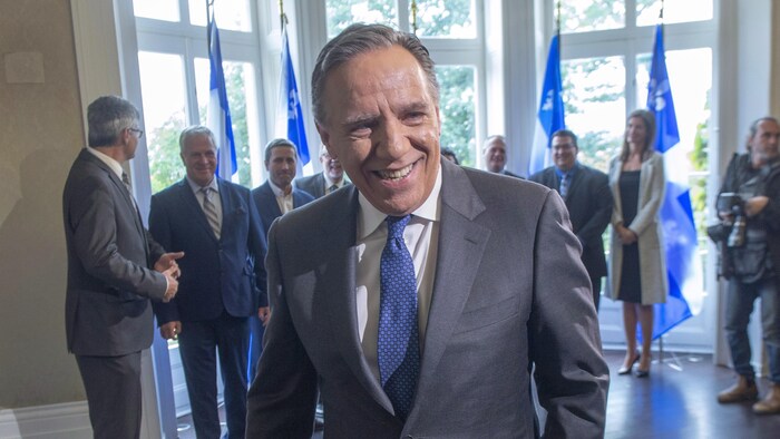 Le premier ministre désigné François Legault quitte une conférence de presse à laquelle les médias étaient conviés au lendemain des élections générales du Québec.