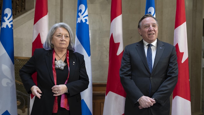 加拿大总督玛丽·西蒙（左）与魁北克省长弗朗索瓦·莱戈特