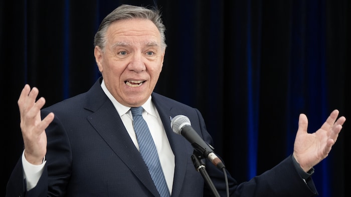 Le premier ministre du Québec, François Legault, s'adresse aux médias au micro.