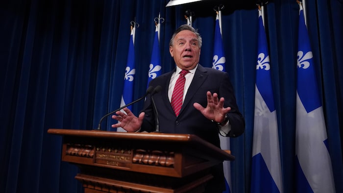 François Legault répond aux questions des journalistes.