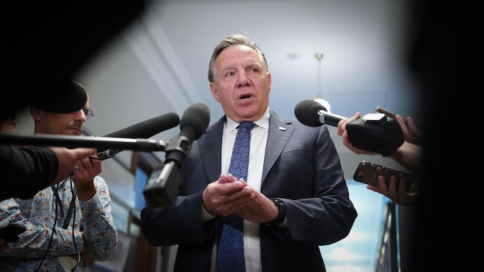 Le premier ministre François Legault s'adresse aux journalistes en mêlée de presse. 