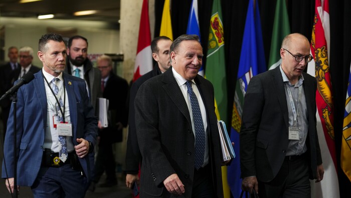 François Legault entouré de sa délégation.