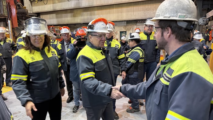 François Legault rencontre les travailleurs de l'aluminerie Alouette, à Sept-Îles. 