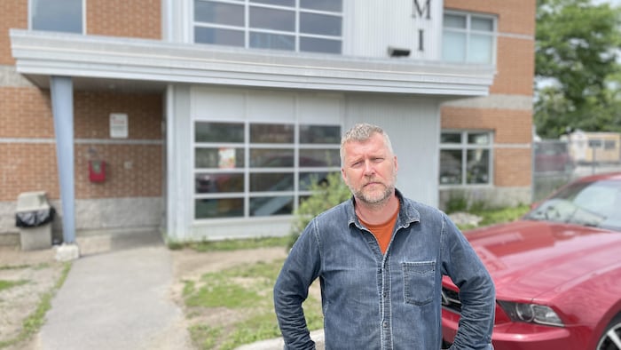 François Lescalier devant le Gîte ami