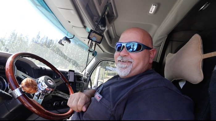 Un homme dans son camion. 