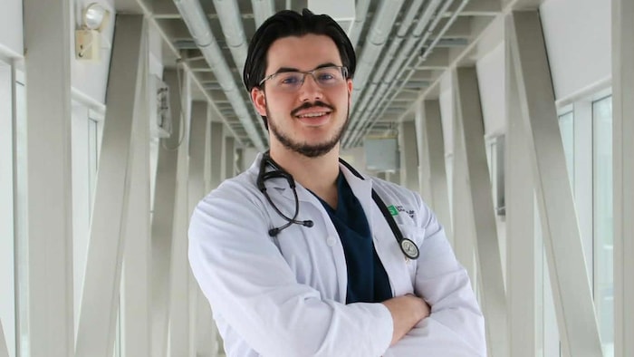 Un homme habillé en médecin. 