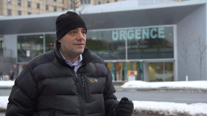 Le Dr François Marquis devant l'entrée de l'urgence de Maisonneuve-Rosemont.
