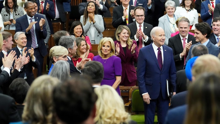 المنتخبون الكنديون في مجلس العموم الكندي يصفقون للرئيس الأميركي جو بايدن في قاعة البرلمان في العاصمة الفدرالية أوتاوا (أرشيف).