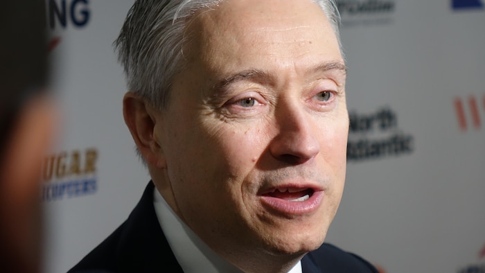 François-Philippe Champagne répond à une question.
