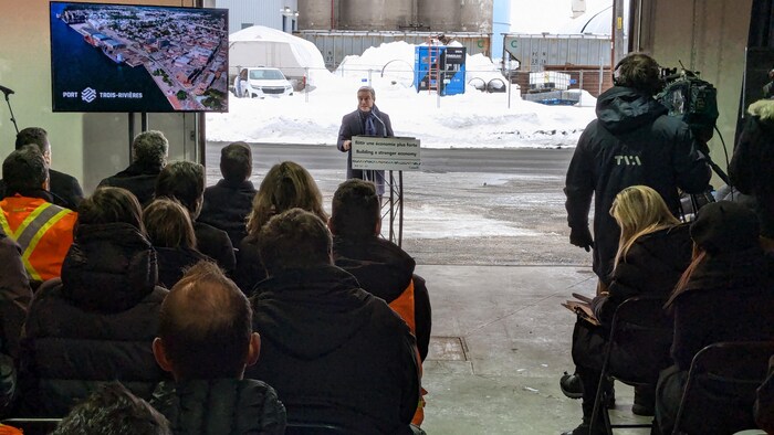 François-Philippe Champagne au port de Trois-Rivières devant des gens assis.
