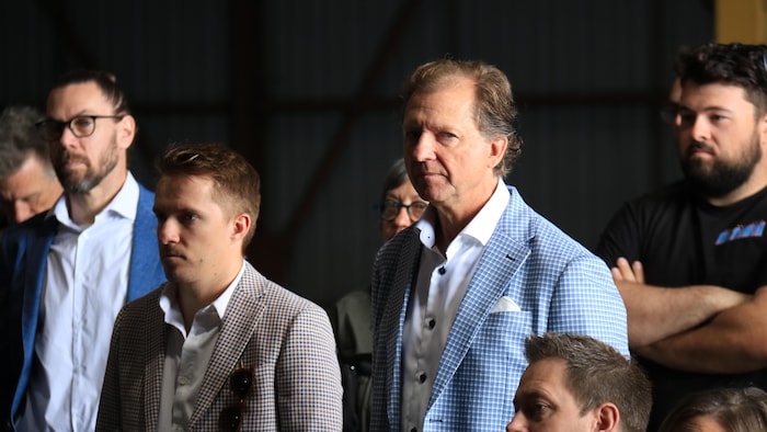 Le président du Groupe Rioux, François Rioux, en costume, regarde l'objectif d'un œil sérieux.