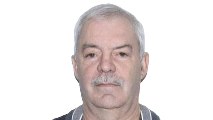 François St-Denis porte une moustache.