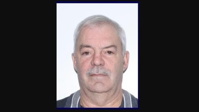 François St-Denis porte une moustache.