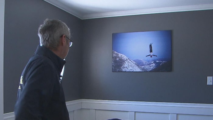 François Thénault observe une photo de sa fille. 