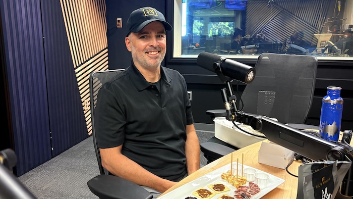 Un homme dans un studio radio. 