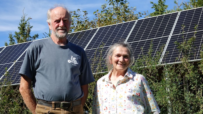 Francois Turbide et Hélène Chevrier devant des panneaux solaires.