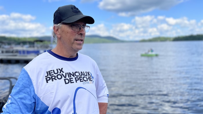 François Vanasse se tient au bord du lac Massawippi. 