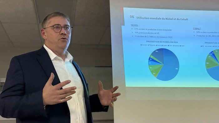François Vézina présente le projet Dumont Nickel à l'aide d'un projecteur.
